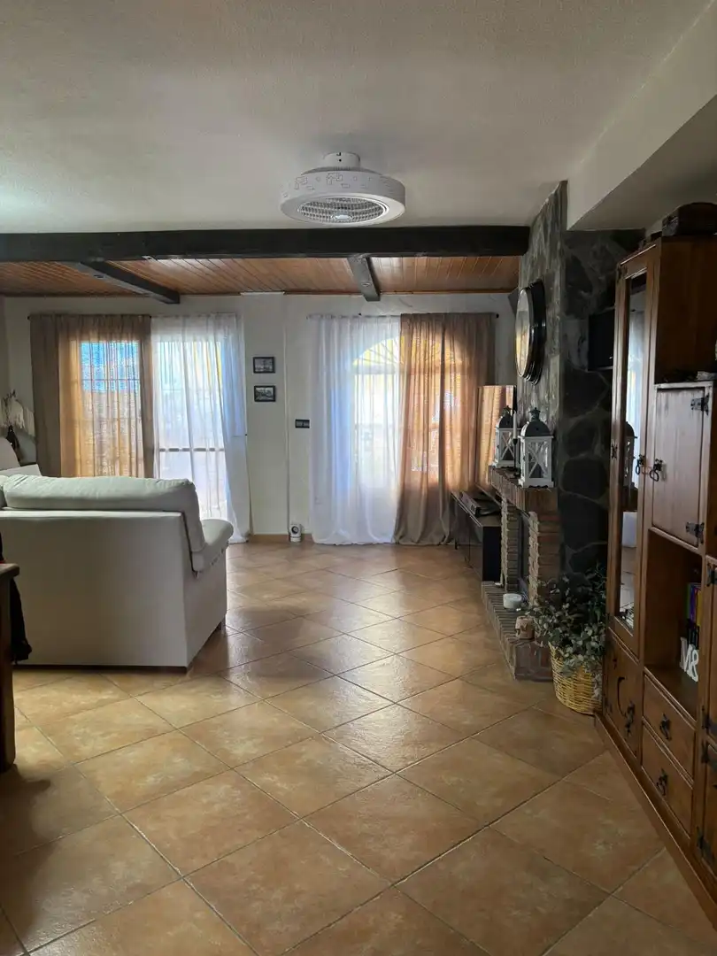 Sala d'estar de Casa adosada en venda en Alhaurín de la Torre amb Aire condicionat, Moblat i Piscina comunitària