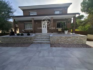 Detached house with pool for sale in Begues