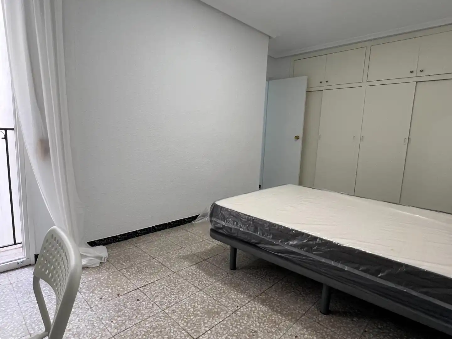 Habitación de Piso de alquiler en Elche / Elx con Amueblado y Balcón