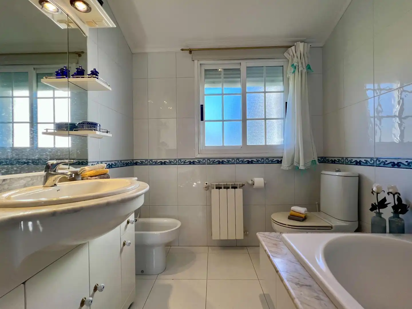 Bathroom of Houses for sale in Bergondo, A Coruña