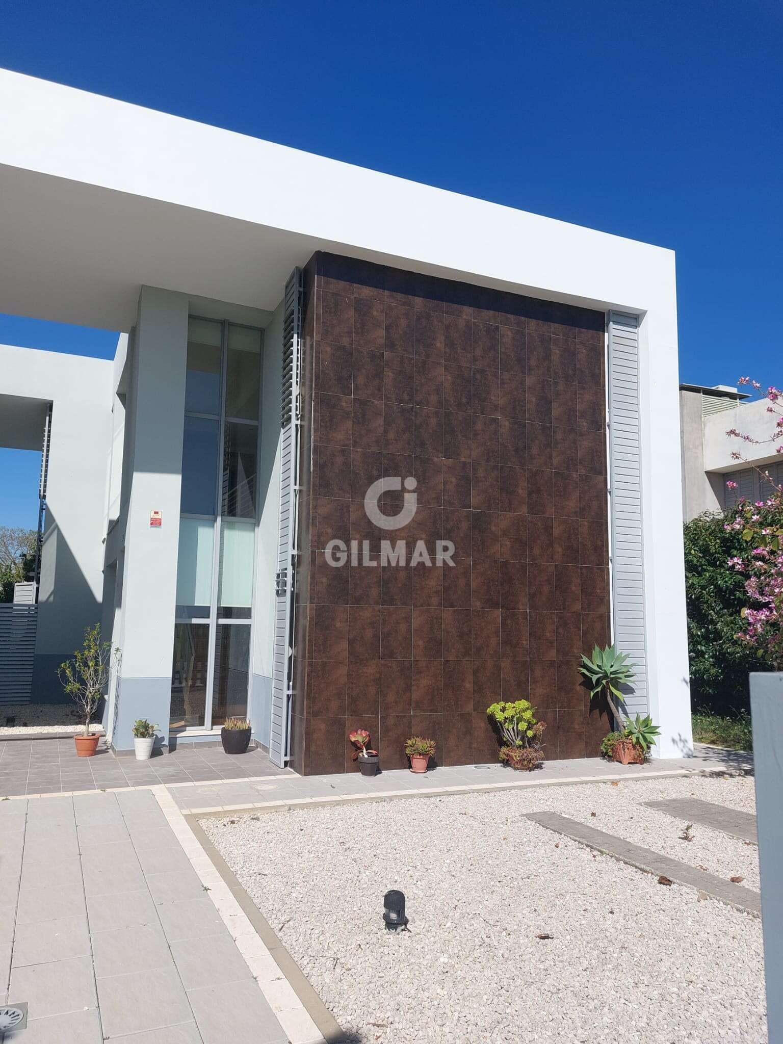 Vista exterior de Casa adosada en venda en Puerto Real amb Calefacció i Jardí privat