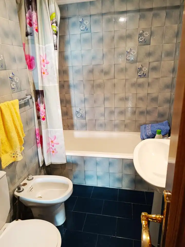 Bathroom of Flat for sale in Zaragoza  with Air Conditioner, Heating and Parquet flooring