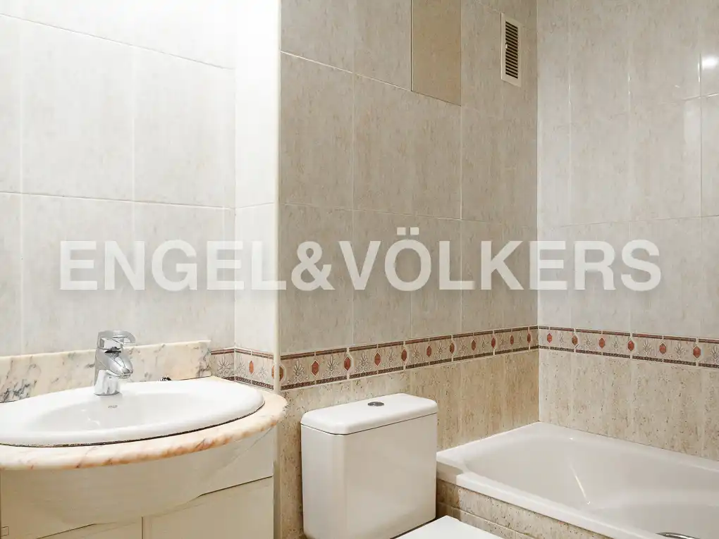 Badezimmer von Wohnung zur Miete in Valencia mit Klimaanlage, Heizung und Balkon