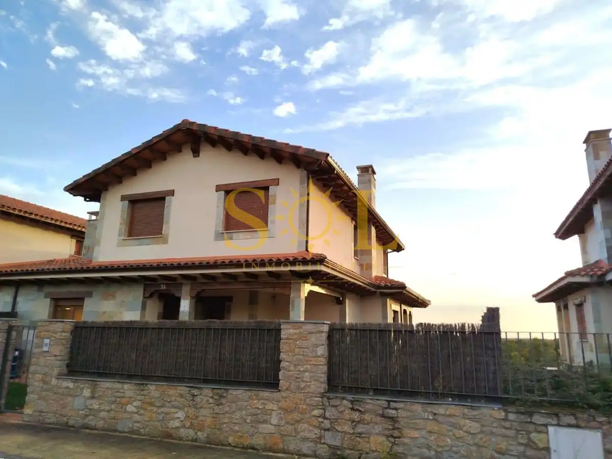 Vista exterior de Casa adosada en venda en Valverde de la Virgen amb Calefacció, Jardí privat i Parquet