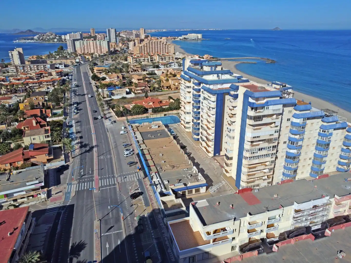Vista exterior de Piso en venta en La Manga del Mar Menor con Terraza y Piscina comunitaria