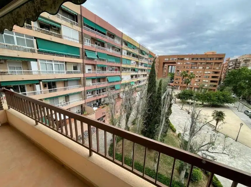 Vista exterior de Piso en venta en Valencia con Balcón