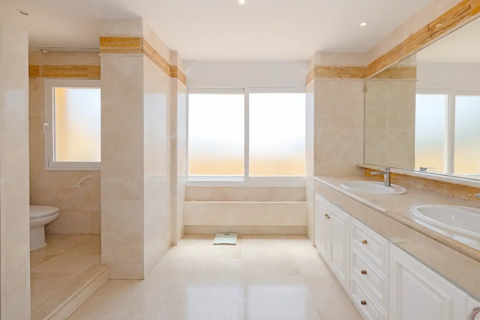 Badezimmer von Dachboden zum Verkauf in Marbella mit Klimaanlage, Heizung und Terrasse