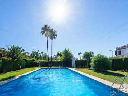 Piscina de Casa adosada en venda en Estepona amb Aire condicionat, Calefacció i Jardí privat