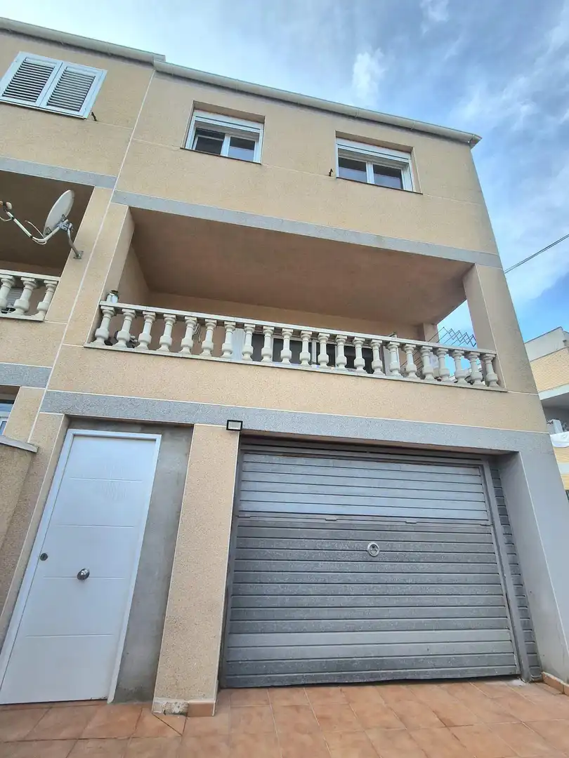 Terrasse von Einfamilien-Reihenhaus zum Verkauf in Calafell mit Klimaanlage, Heizung und Parkett