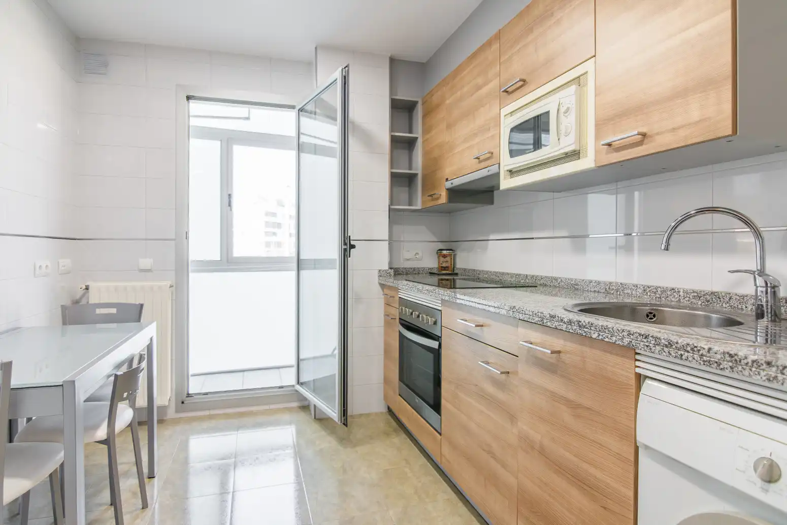 Küche von Wohnung zum Verkauf in Gozón mit Heizung, Privatgarten und Abstellraum