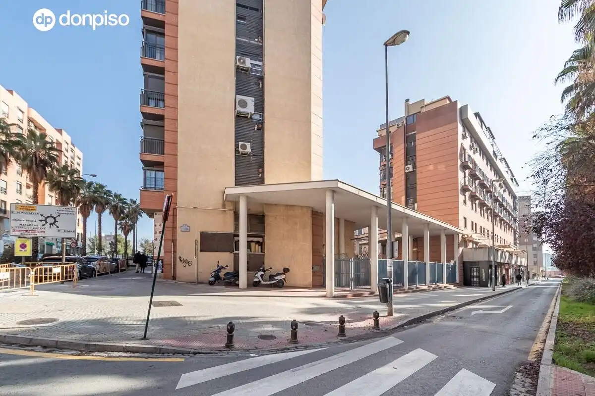 Vista exterior de Pis en venda en Granada amb Aire condicionat, Calefacció i Piscina comunitària