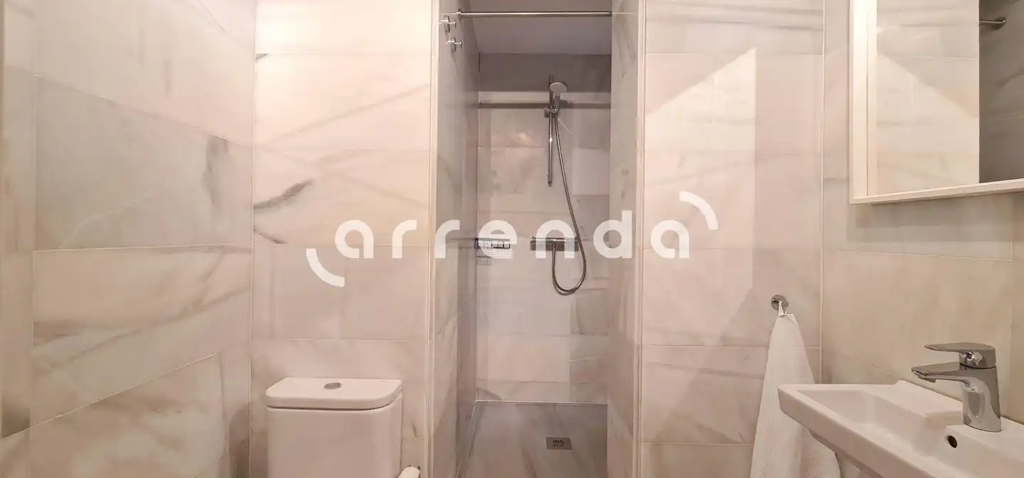 Badezimmer von Wohnung zur Miete in Madrid mit Klimaanlage und Möbliert