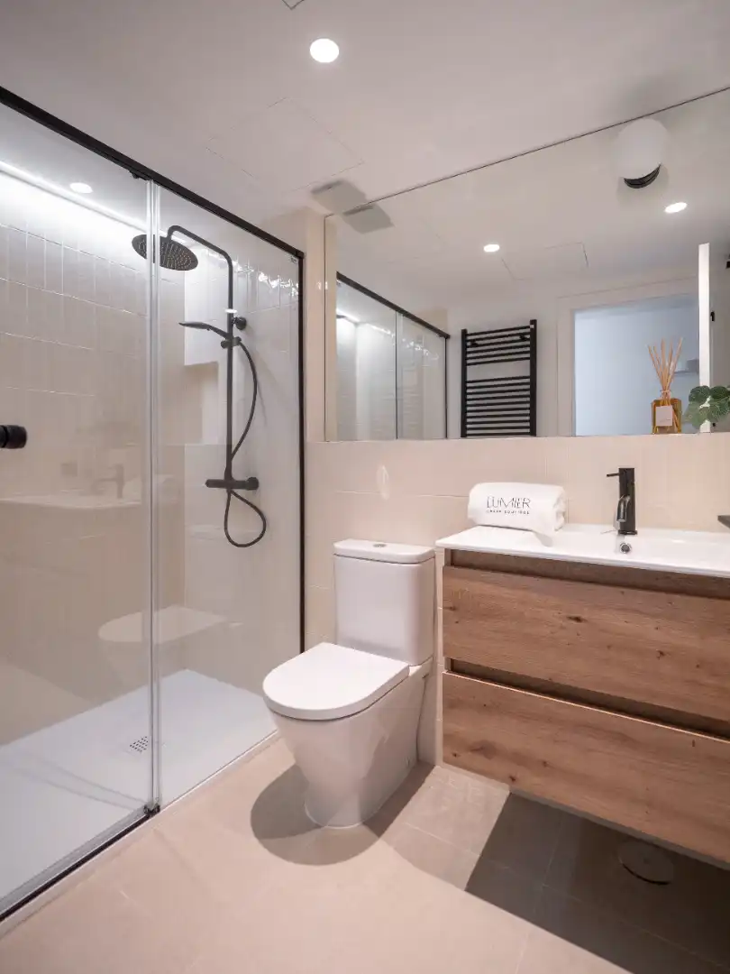 Baño de Piso en venta en Madrid con Aire acondicionado, Calefacción y Jardín privado