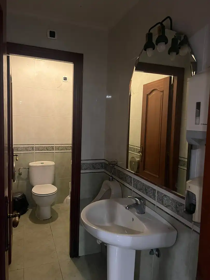 Badezimmer von Geschaftsraum zum Verkauf in Narón mit Heizung, Terrasse und Möbliert