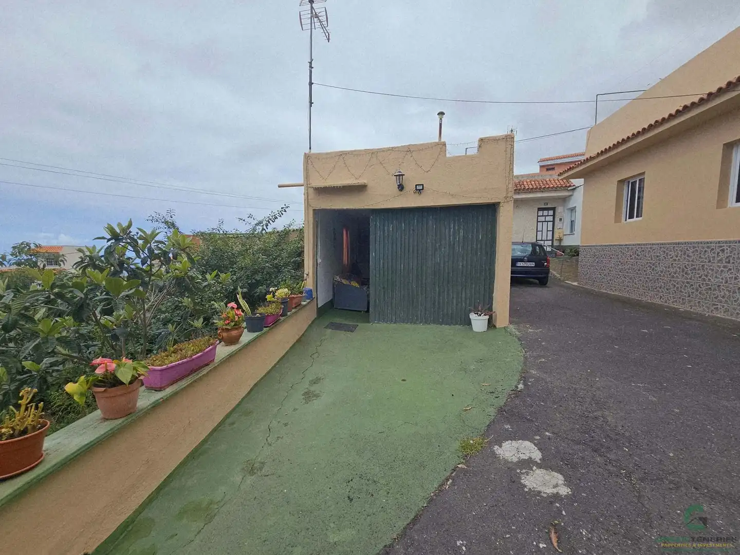 Außenansicht von Einfamilien-Reihenhaus zum Verkauf in Garachico mit Terrasse und Abstellraum