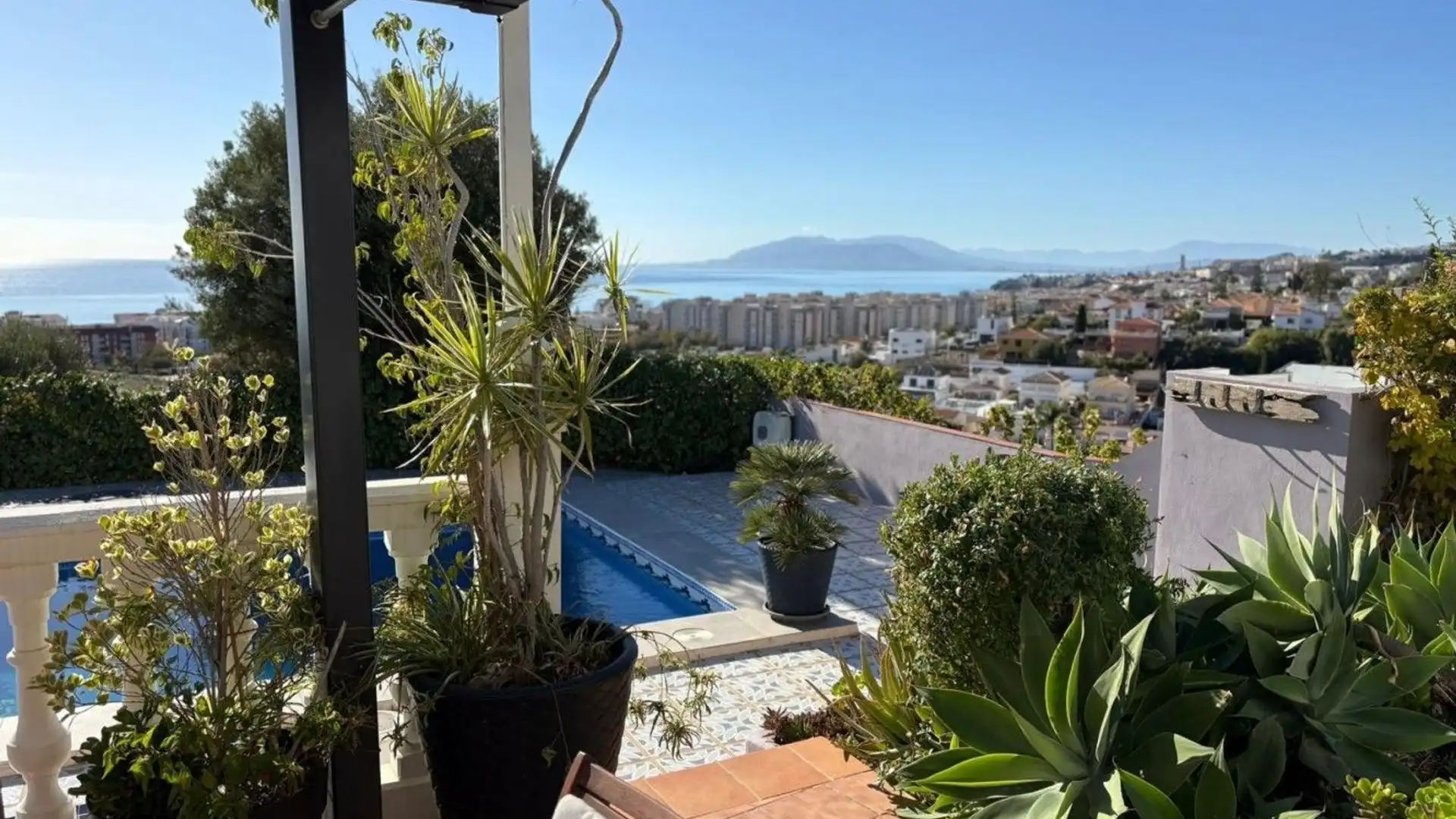 Vista exterior de Casa o chalet en venta en Rincón de la Victoria con Piscina, Amueblado y Piscina comunitaria