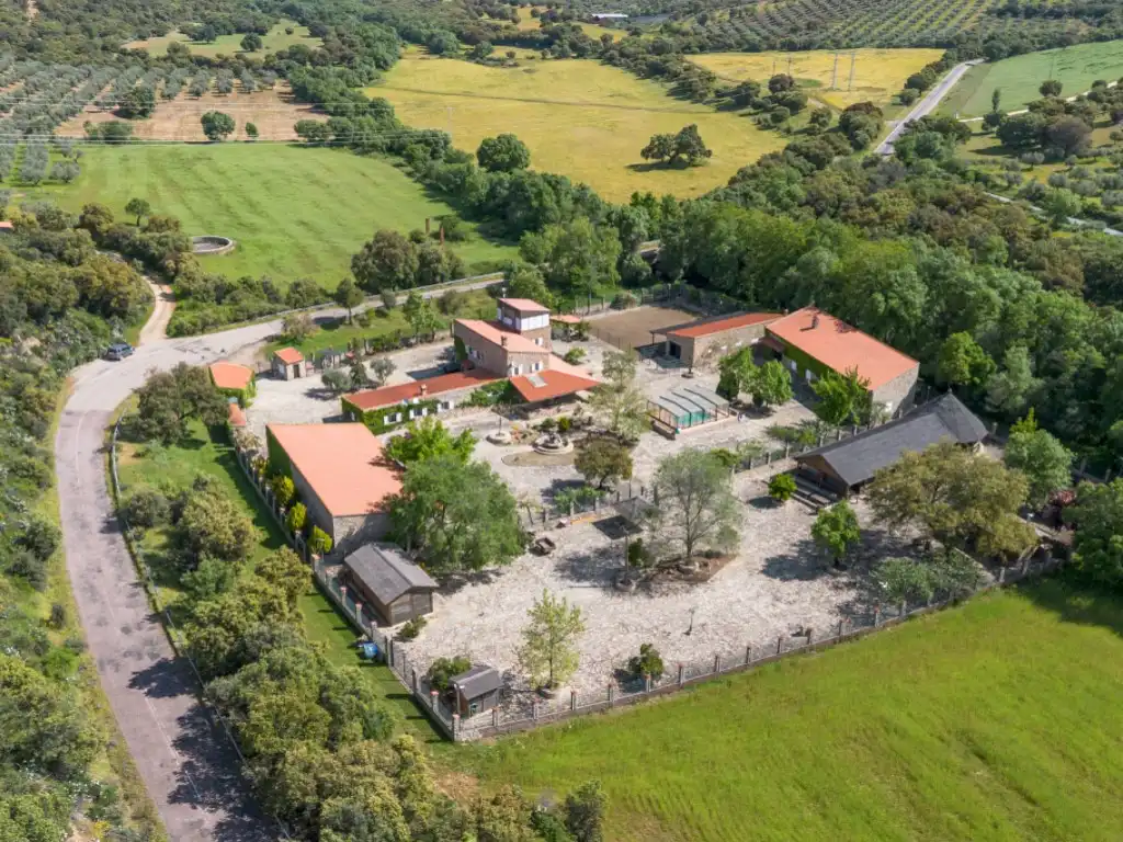 Vista exterior de Casa o chalet en venta en Espinoso del Rey con Terraza, Piscina y Amueblado