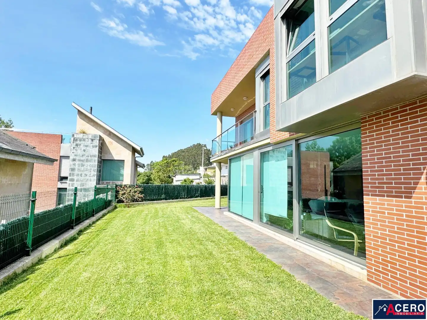 Vista exterior de Casa o xalet en venda en Santa Cruz de Bezana amb Jardí privat i Piscina comunitària