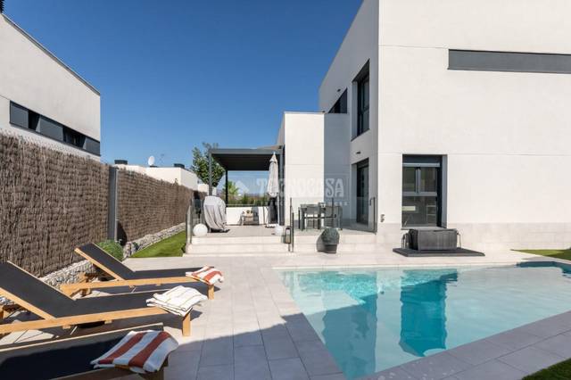 Casa-chalet en Venta en Colonia