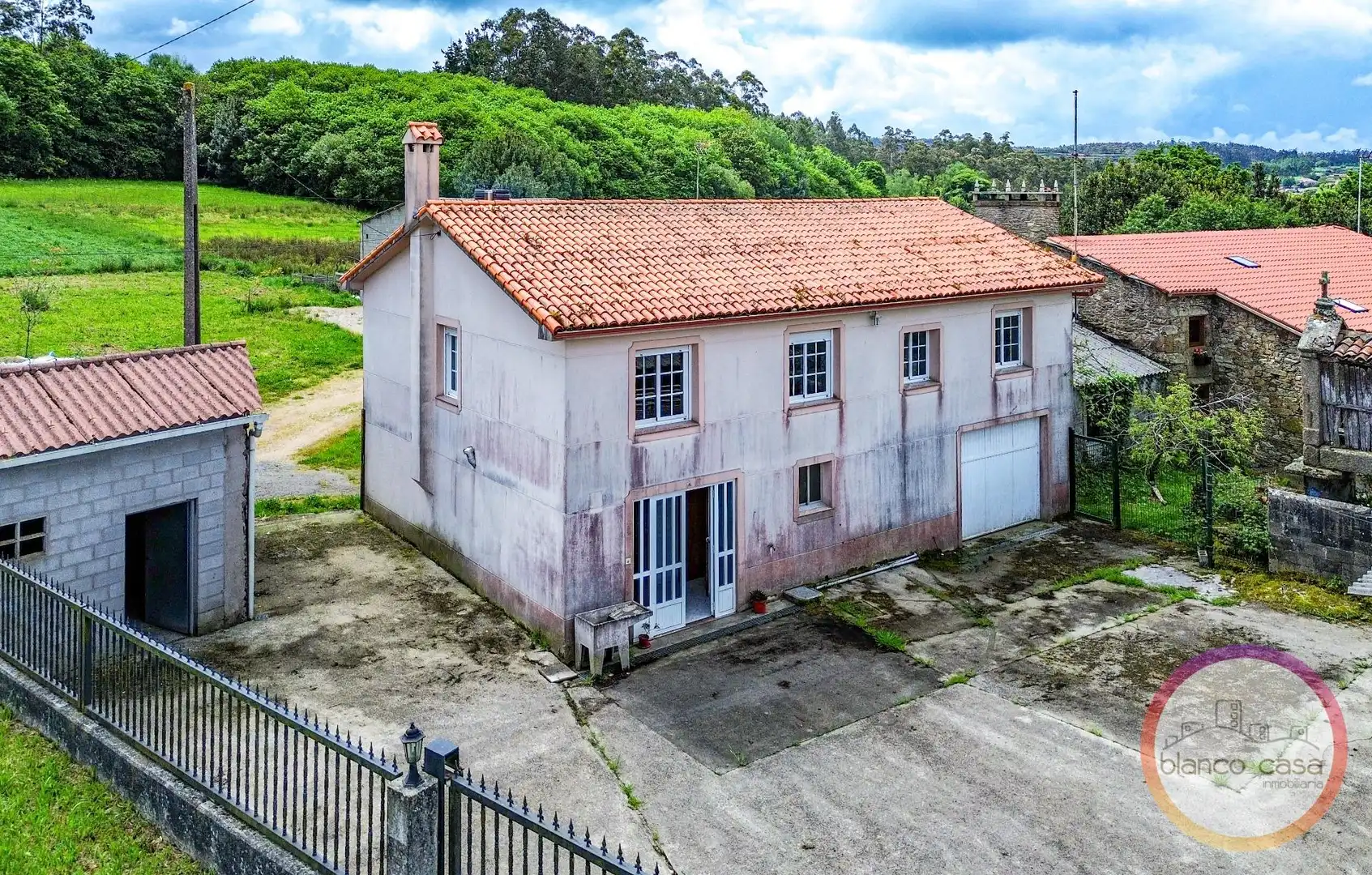Vista exterior de Casa o chalet en venta en A Laracha   con Calefacción y Amueblado