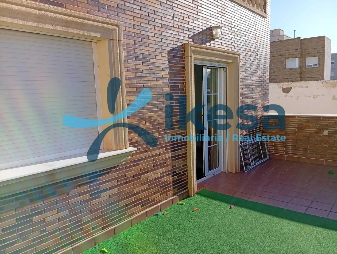 Vista exterior de Casa o xalet en venda en Almería amb Terrassa