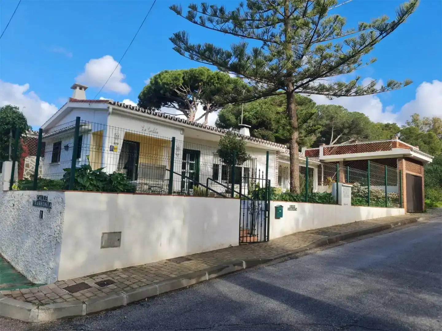 Vista exterior de Casa o xalet en venda en Marbella amb Jardí privat i Traster
