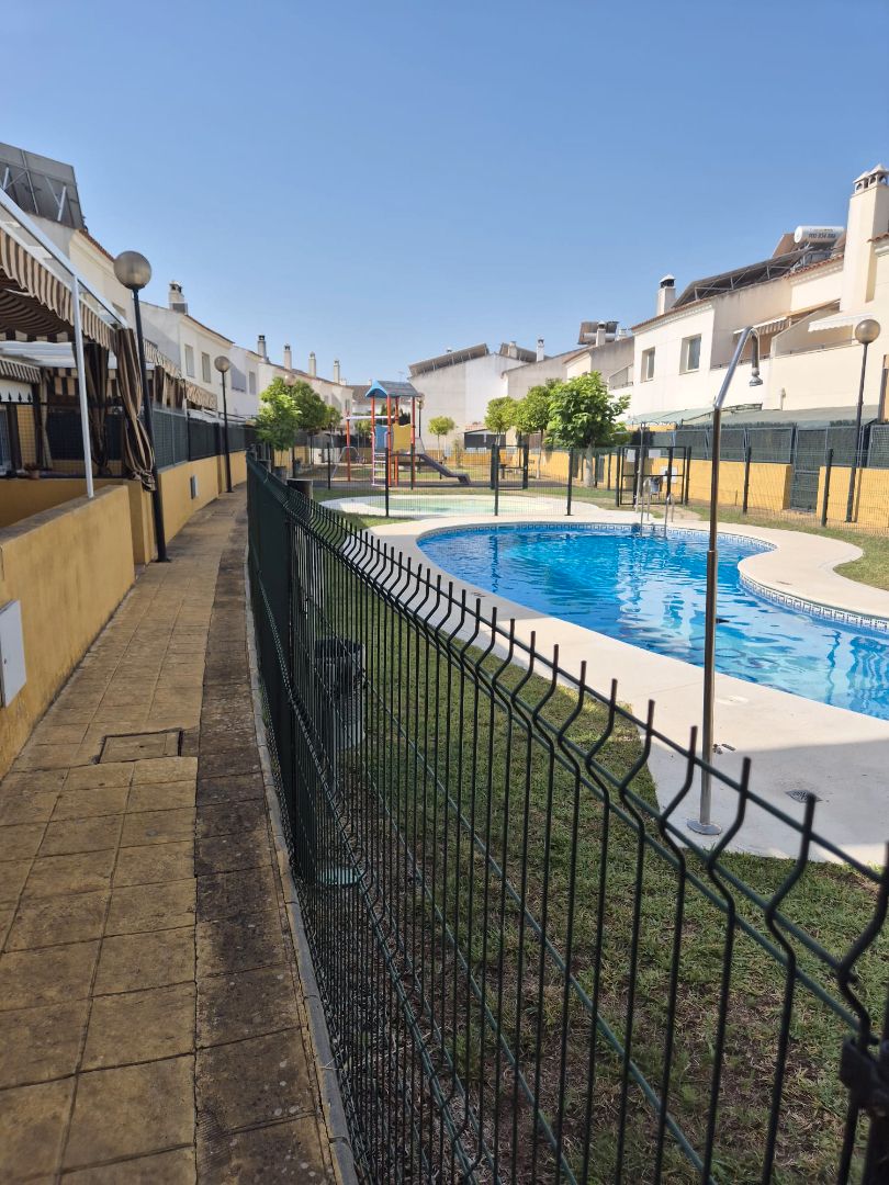 Piscina de Casa adosada en venda en Coria del Río amb Aire condicionat, Jardí privat i Internet