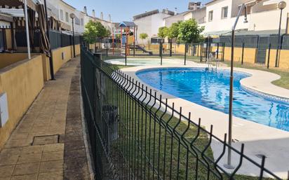 Piscina de Casa adosada en venda en Coria del Río amb Aire condicionat, Jardí privat i Internet