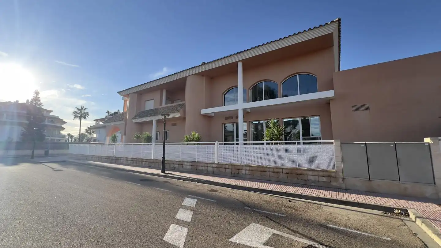 Außenansicht von Erdgeschoss zum Verkauf in Torreblanca mit Klimaanlage, Privatgarten und Terrasse