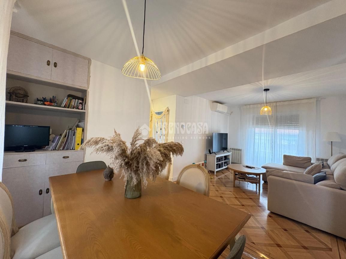 Living room of Flat for sale in Getafe  with Air Conditioner, Heating and Parquet flooring