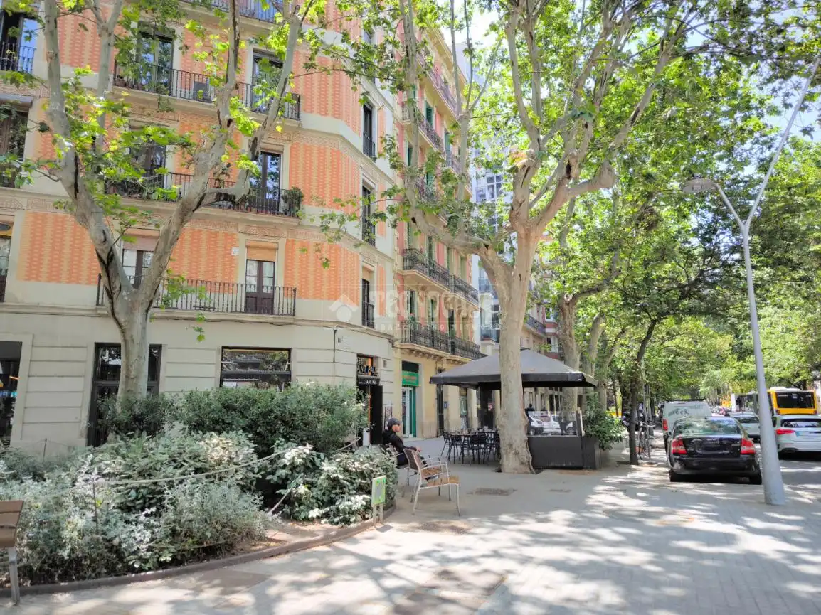 Vista exterior de Piso en venta en Barcelona con Balcón
