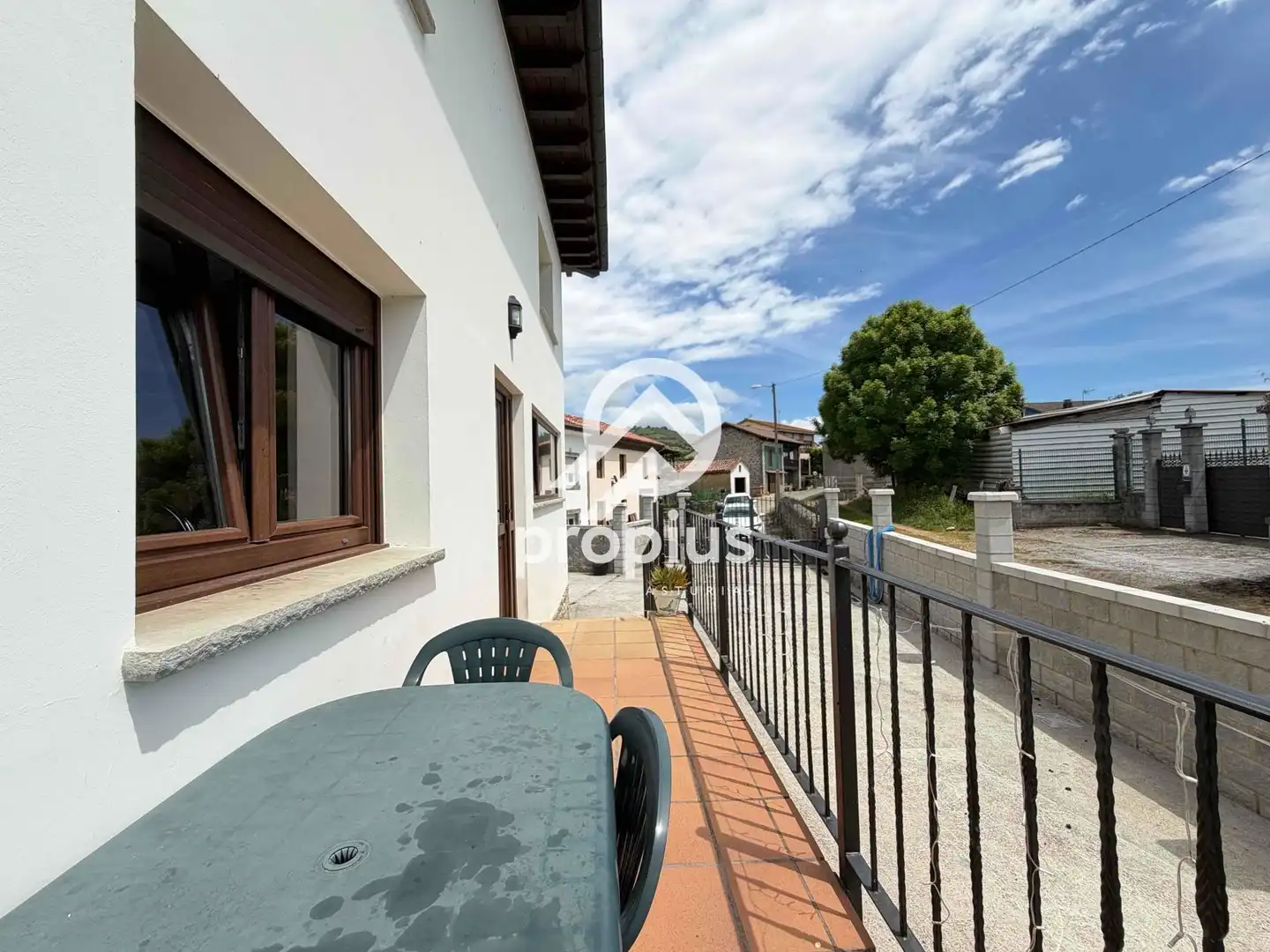 Vista exterior de Casa o xalet en venda en Sariego amb Calefacció, Parquet i Traster