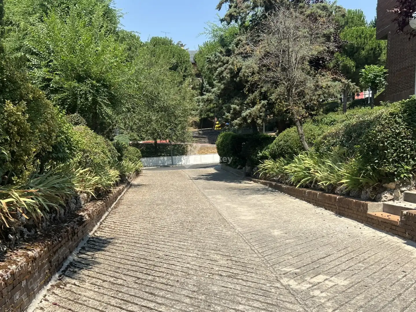 Vista exterior de Casa adosada en venda en Majadahonda amb Aire condicionat, Calefacció i Jardí privat