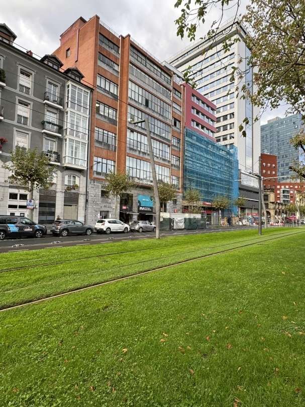 Vista exterior de Oficina en venda en Bilbao  amb Calefacció