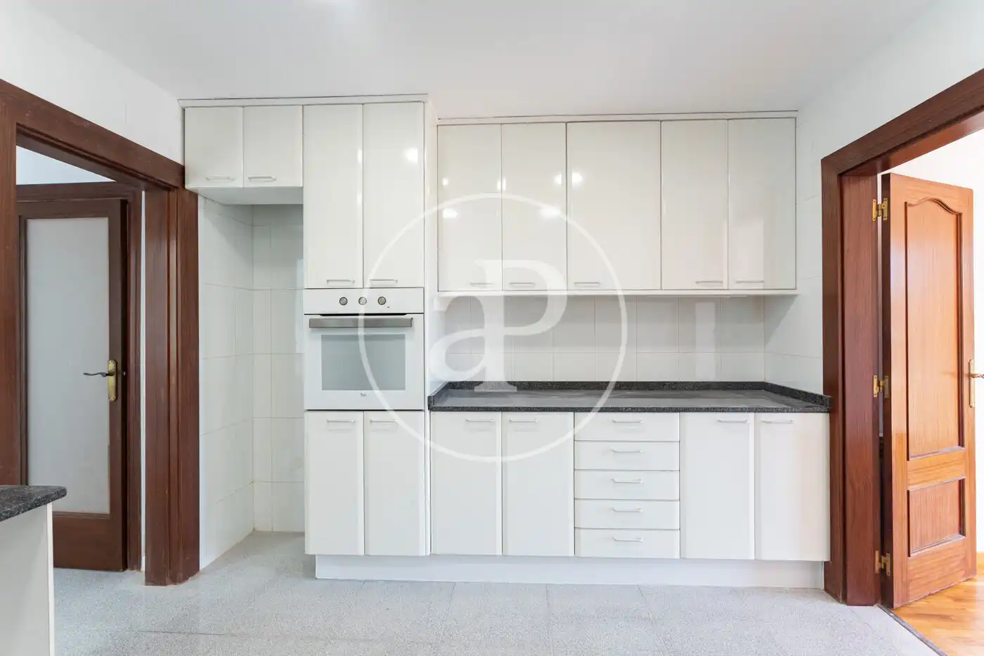 Cuina de Pis de lloguer en Barcelona amb Aire condicionat, Calefacció i Balcó