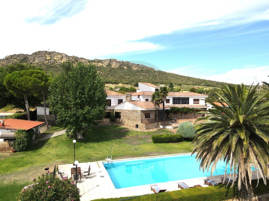 Jardí de Casa o xalet en venda en Sierra de Fuentes amb Aire condicionat, Jardí privat i Terrassa