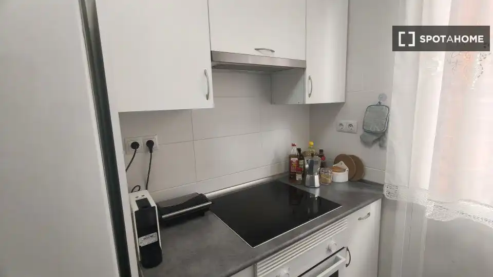 Kitchen of Flat for share in Bilbao   with Air Conditioner, Heating and Furnished