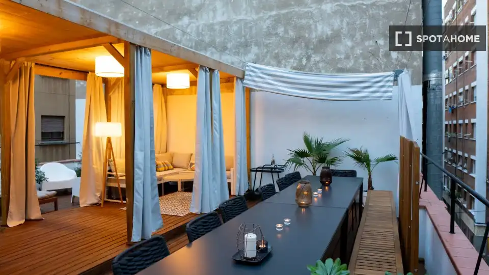 Piso con terraza en alquiler en Ciutat Vella
