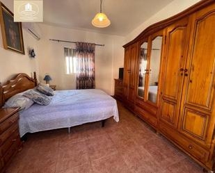 Dormitori de Casa adosada en venda en Dos Hermanas amb Aire condicionat, Calefacció i Jardí privat