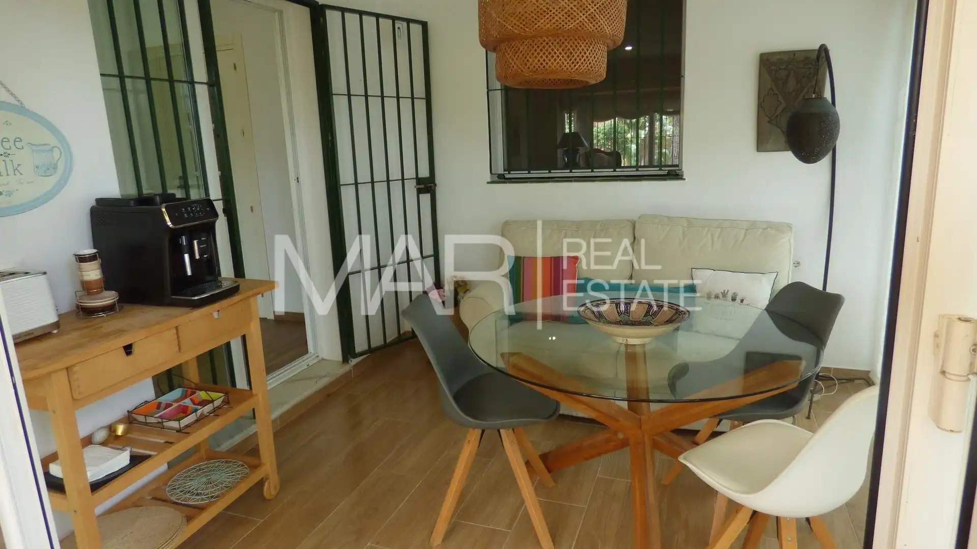 Sala d'estar de Casa o xalet en venda en Chiclana de la Frontera amb Aire condicionat, Jardí privat i Terrassa