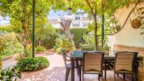 Jardí de Casa adosada en venda en Tomares amb Aire condicionat i Piscina