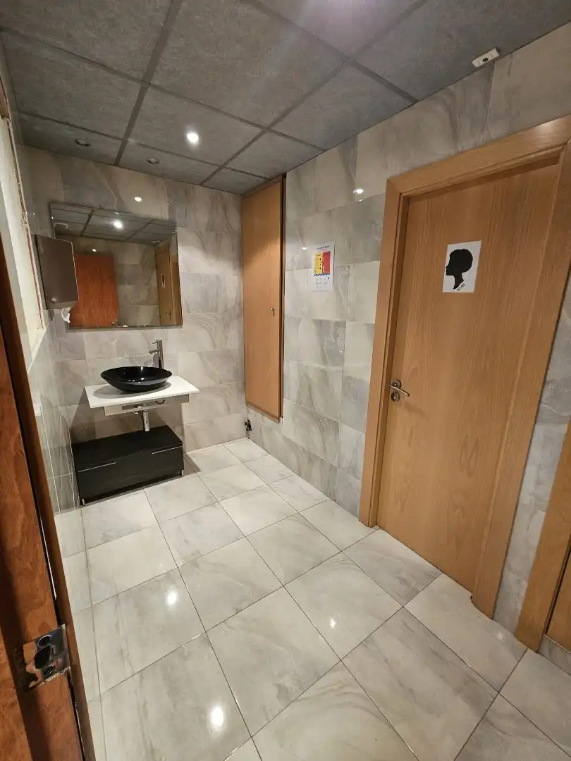 Badezimmer von Büro zur Miete in Barcelona mit Klimaanlage und Balkon