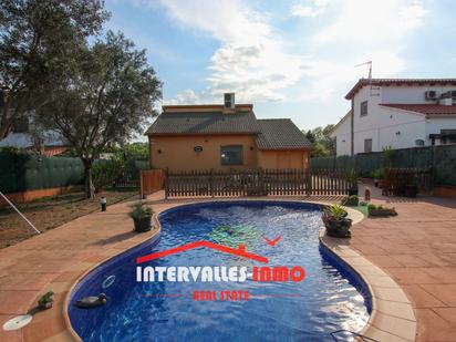 Vista exterior de Casa o xalet en venda en Palau-solità i Plegamans amb Aire condicionat, Calefacció i Jardí privat