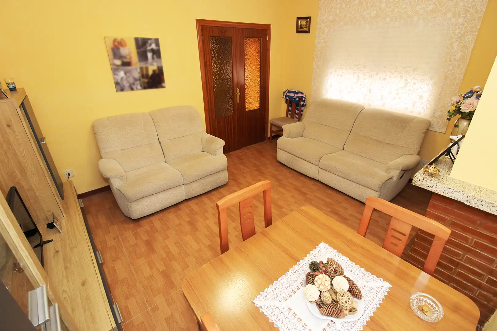 Wohnzimmer von Einfamilien-Reihenhaus zum Verkauf in Torremocha de Jarama mit Heizung, Privatgarten und Internet