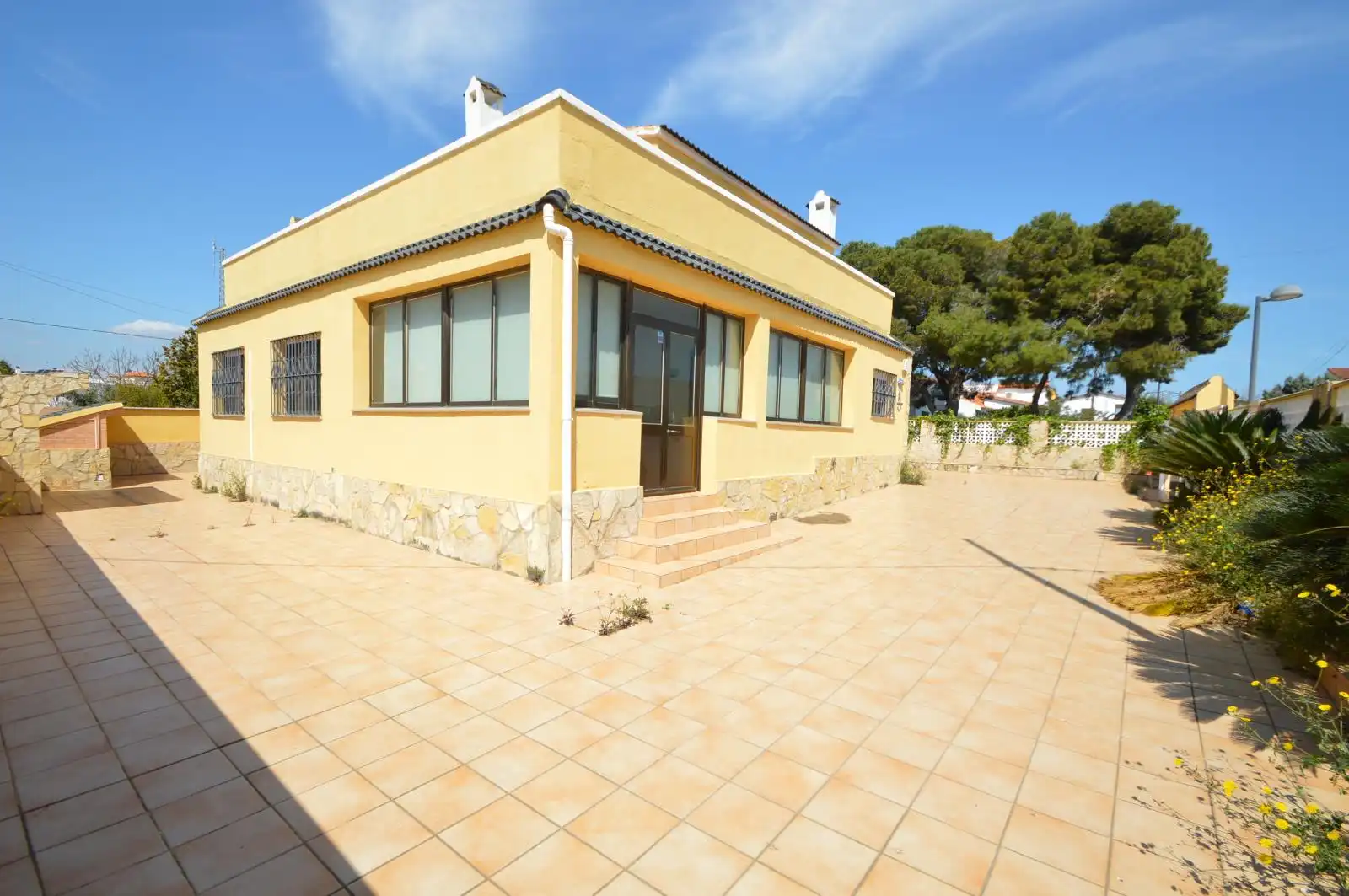 Vista exterior de Casa o xalet en venda en Vinaròs amb Aire condicionat, Calefacció i Jardí privat