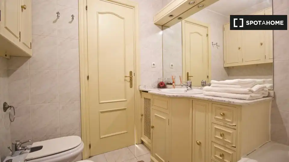 Baño de Piso de alquiler en Madrid con Aire acondicionado, Calefacción y Amueblado