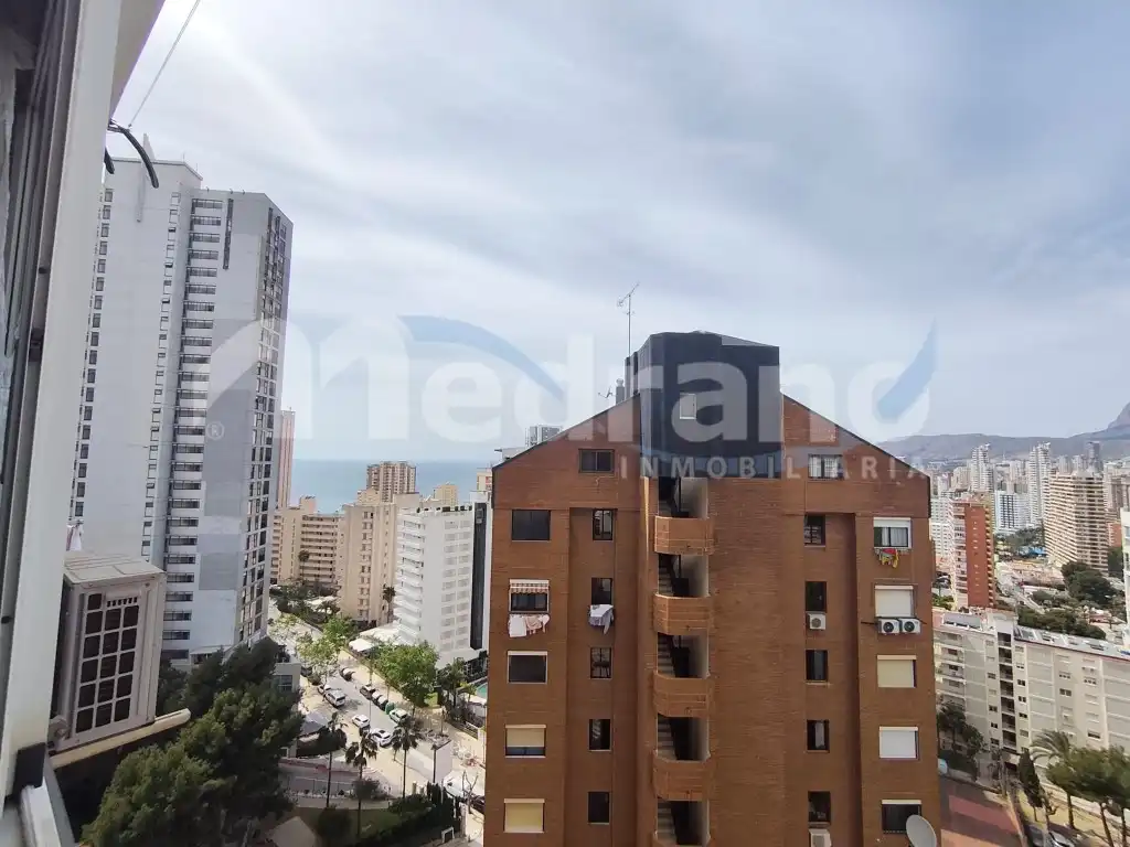 Außenansicht von Wohnung zum Verkauf in Benidorm mit Privatgarten, Schwimmbad und Möbliert