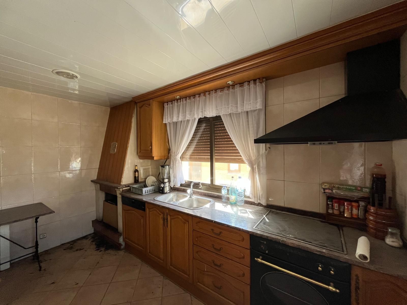 Cuina de Casa o xalet en venda en Monzón amb Calefacció, Terrassa i Balcó