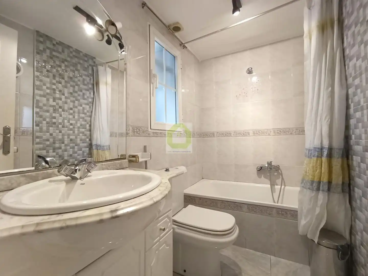Bathroom of Flat for share in Granada  with Furnished
