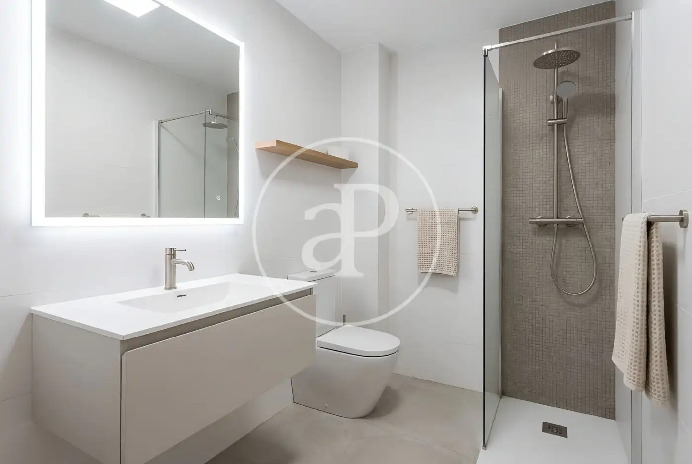Baño de Ático en venta en Madrid con Calefacción y Terraza